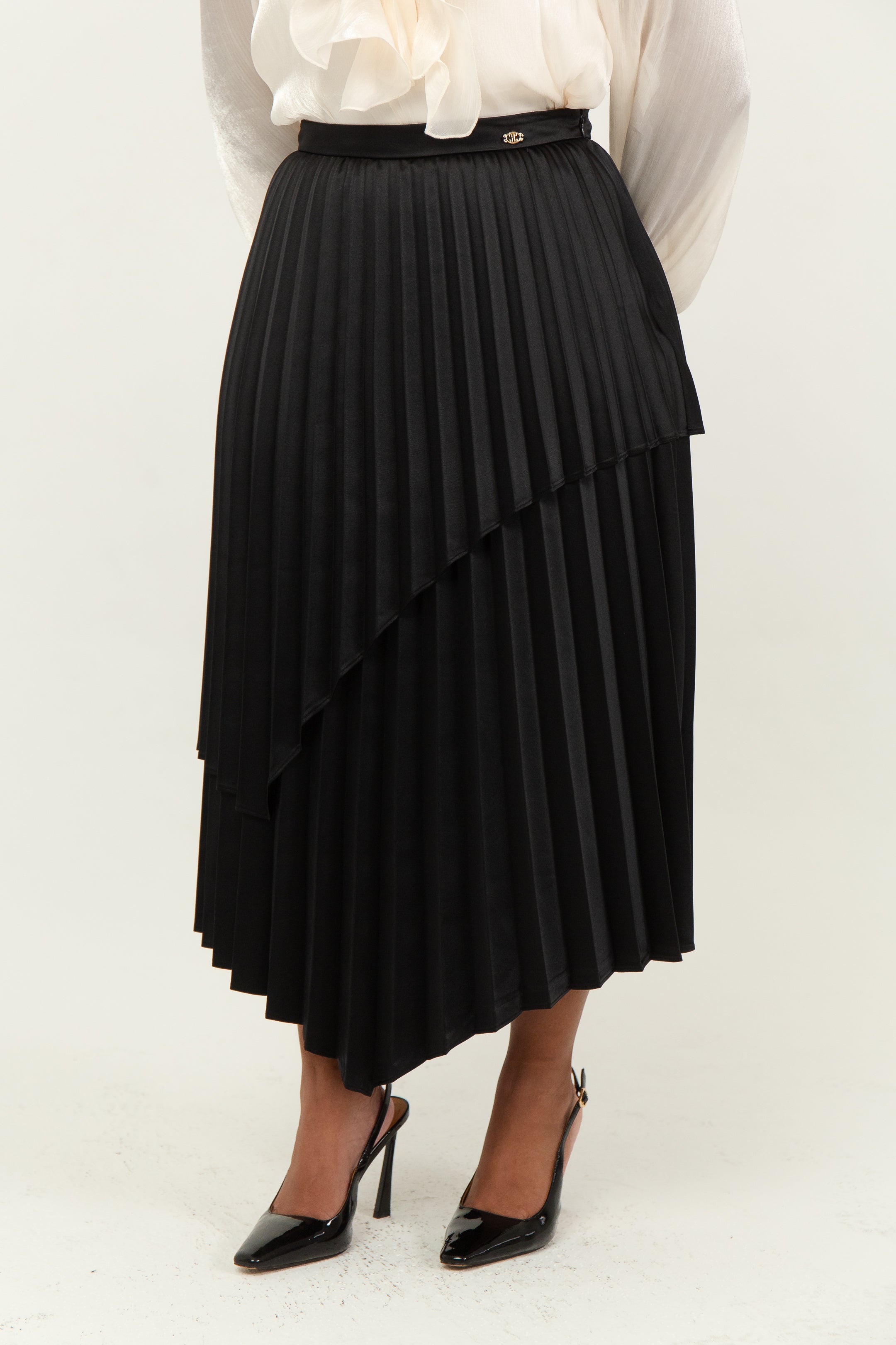 LYDIE - Jupe longue plissée asymétrique en satin, view 2