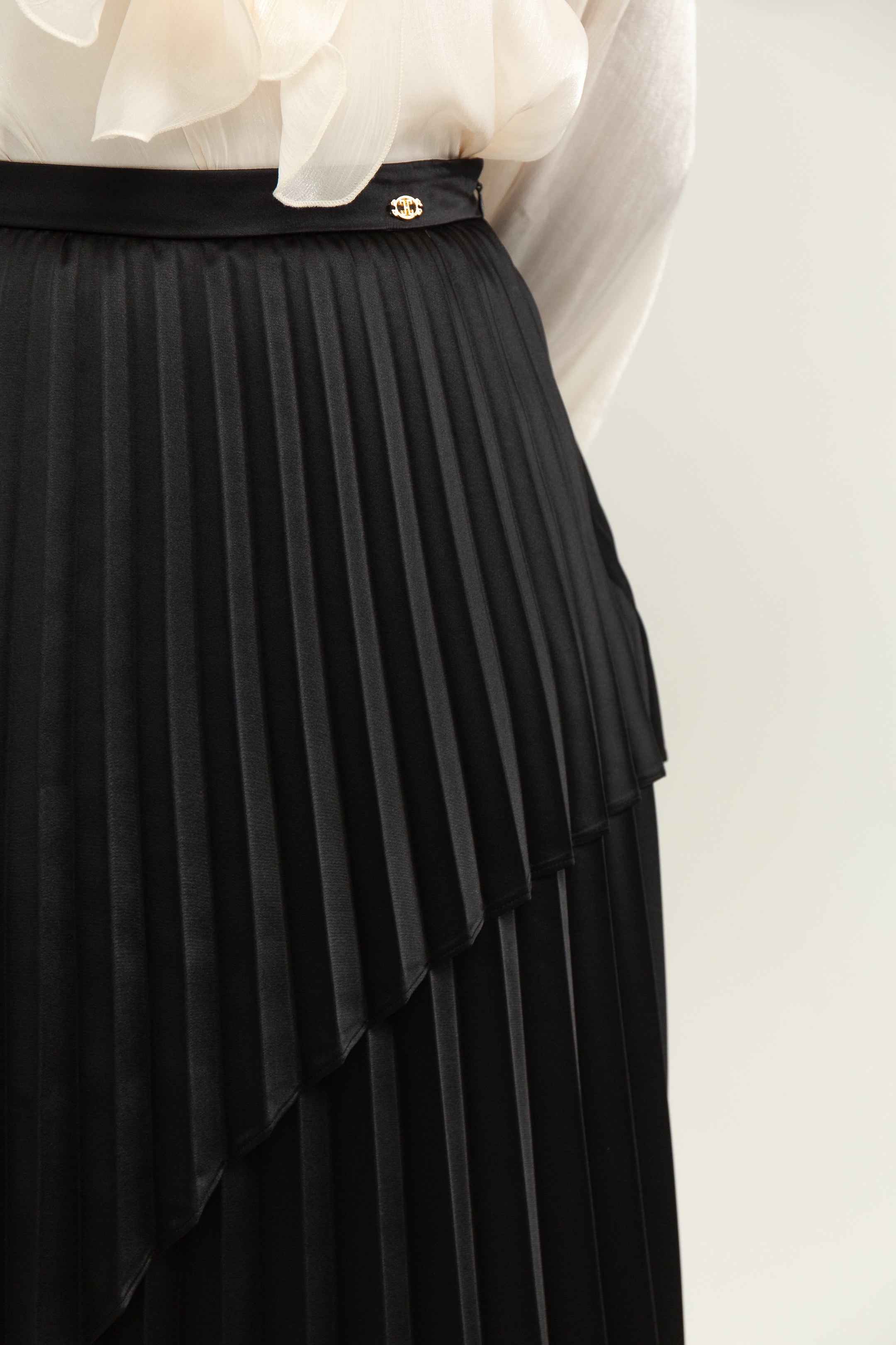 LYDIE - Jupe longue plissée asymétrique en satin, view 3