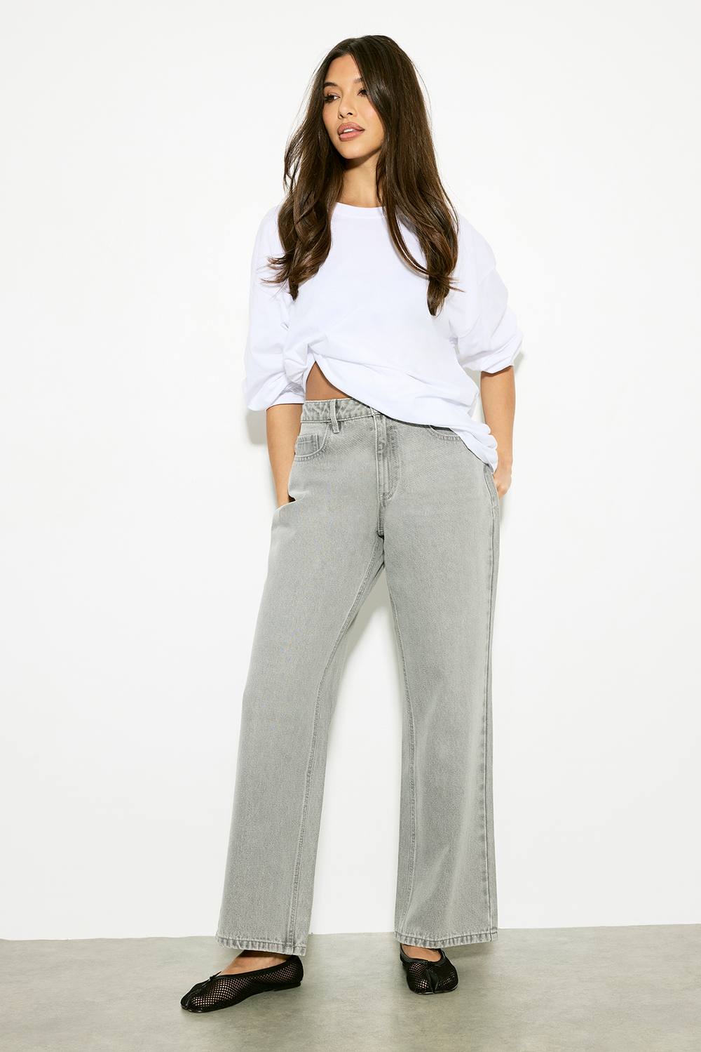 boohoo Women's Basics High Waist Straight Leg Jean in Greywash by boohoo