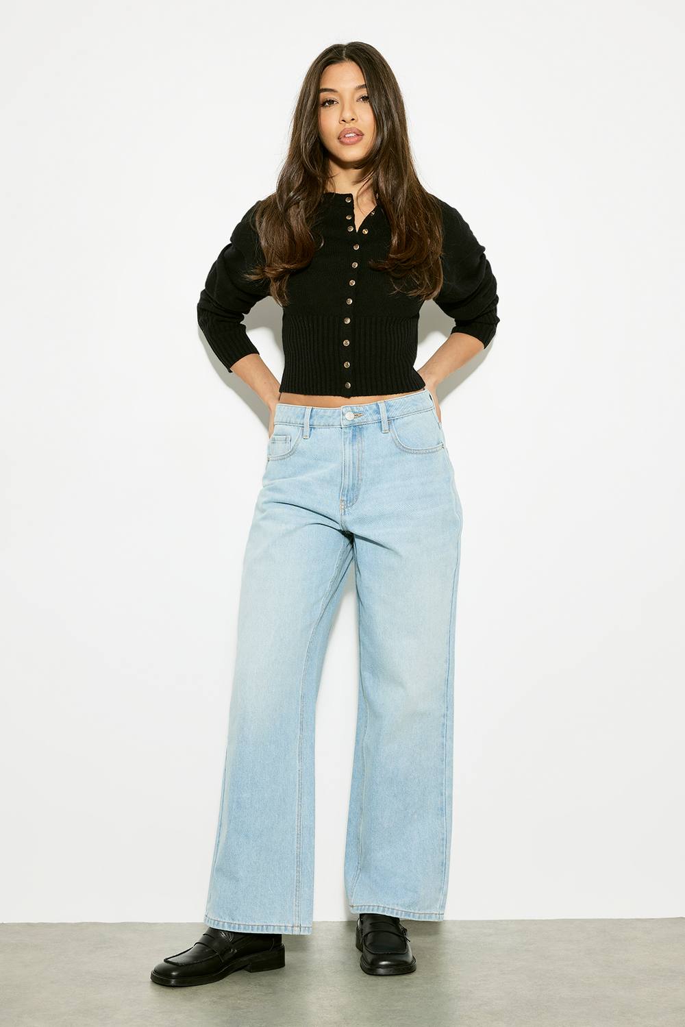 boohoo Women's Basics High Waist Straight Leg Jean in Bleach Wash by boohoo