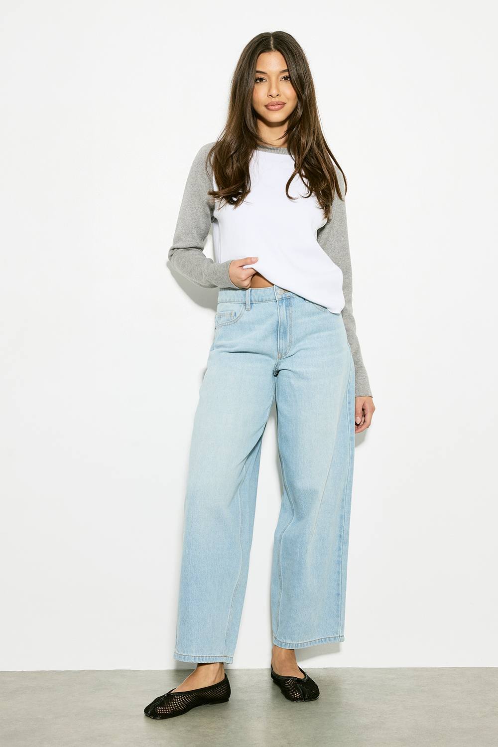boohoo Women's Basics Mid Waist Barrel Jean in Bleach Wash by boohoo