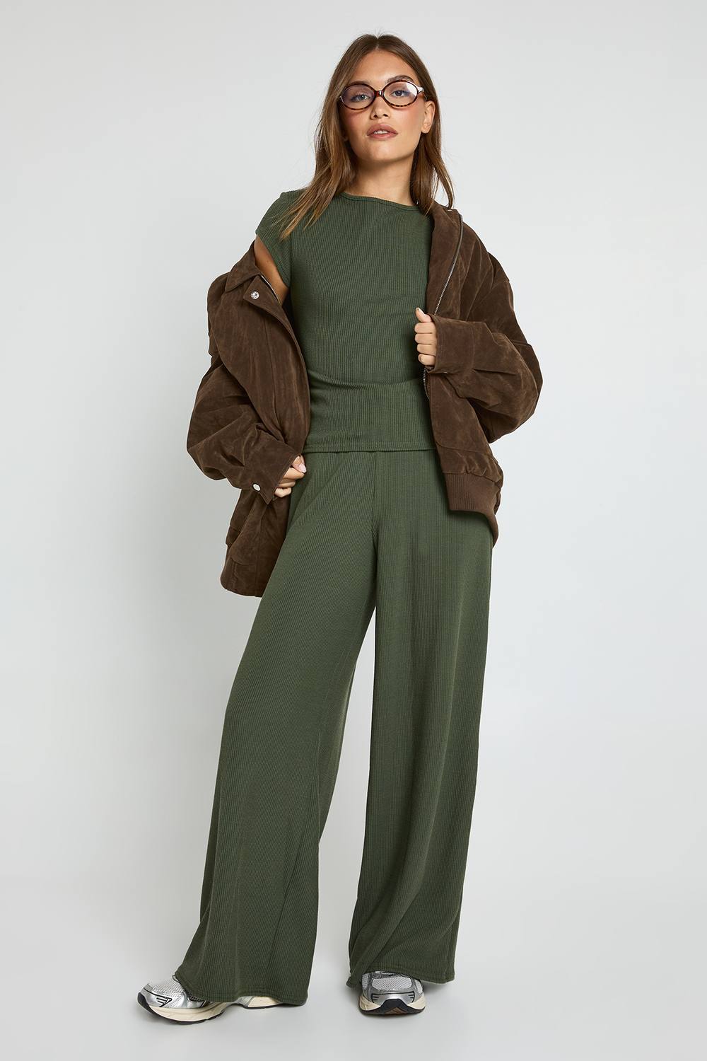 boohoo Women's Crinkle Rib Wide Leg Trouser in Khaki by boohoo