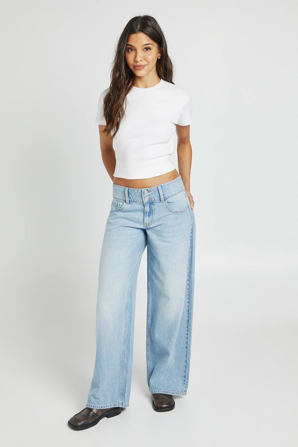 boohoo Women's Double Button Low Waist Wide Leg Jean in Bleach Wash by boohoo