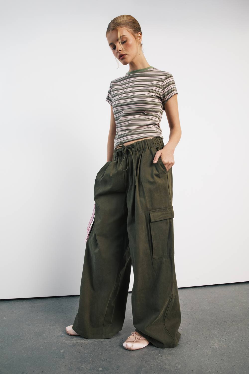 boohoo Women's Elasticated Waist Twill Cargo Trouser in Khaki by boohoo