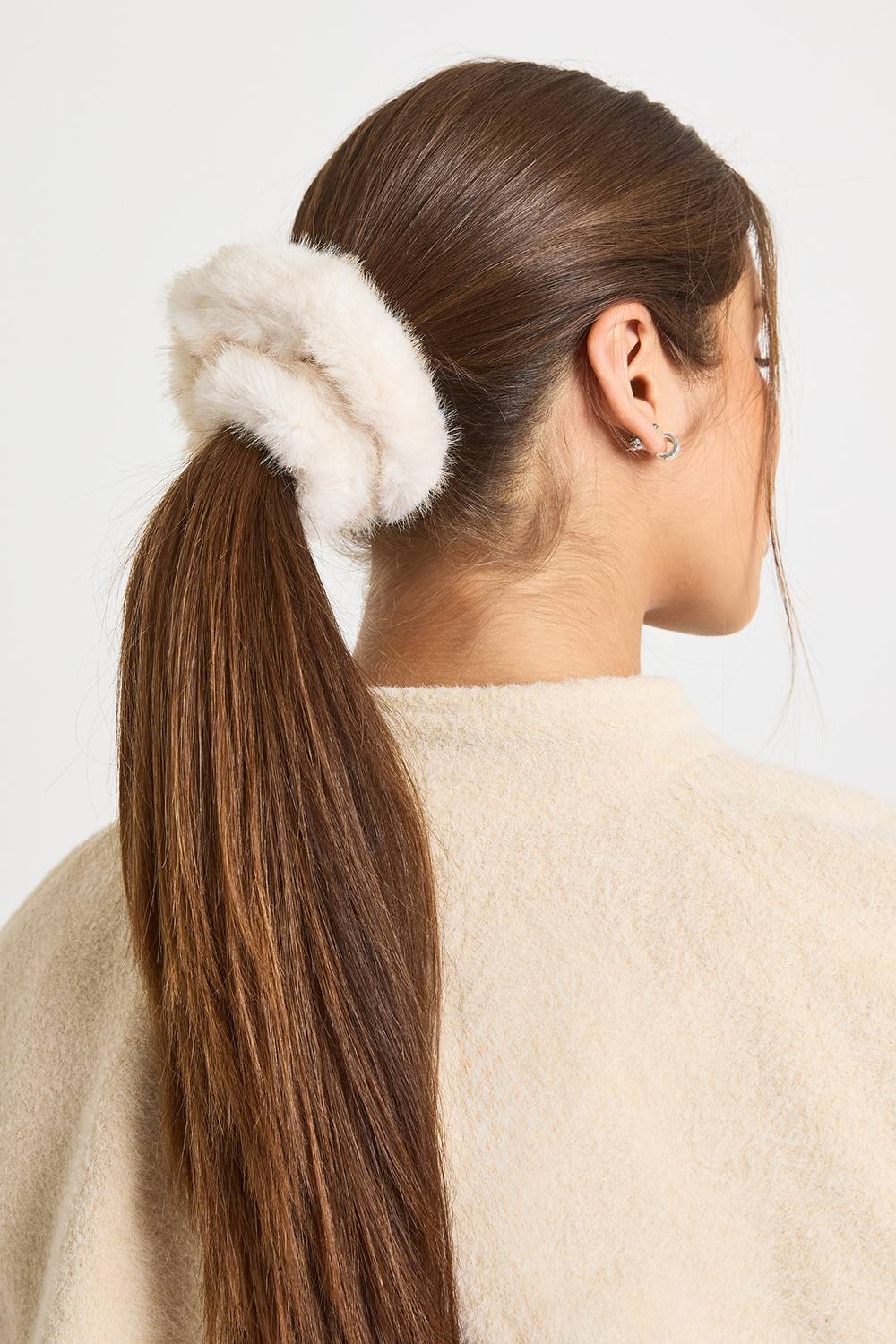 boohoo Women's Faux Fur Large Scrunchie in Cream by boohoo