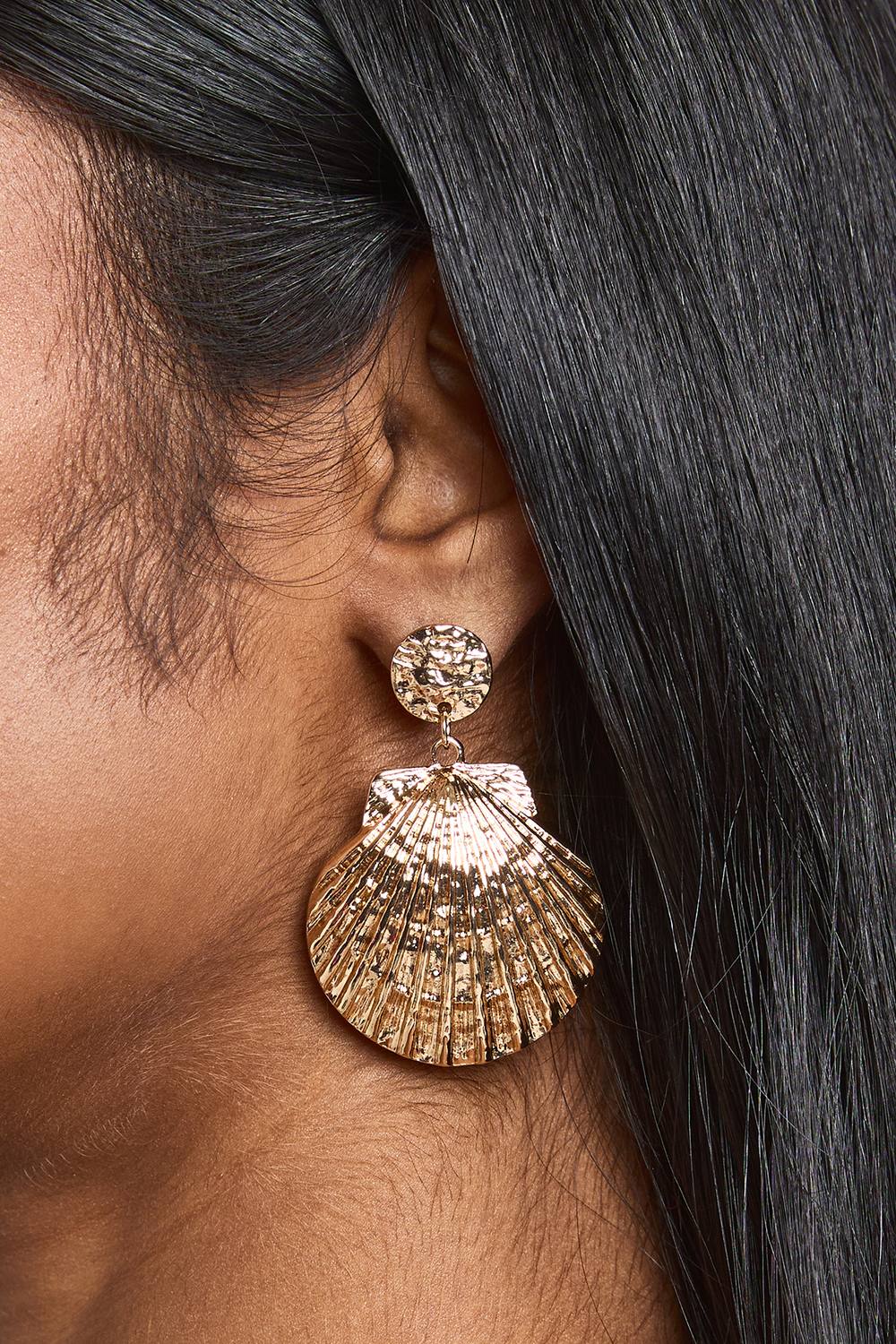 boohoo Women's Hammered Detail Seashell Statement Earrings in Gold by boohoo