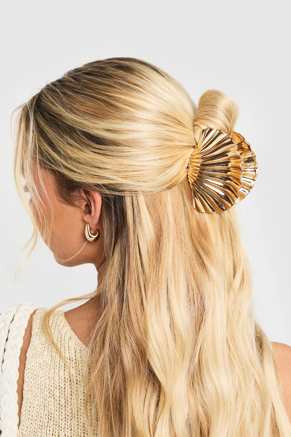 boohoo Women's Large Metallic Shell Claw Clip in Gold by boohoo