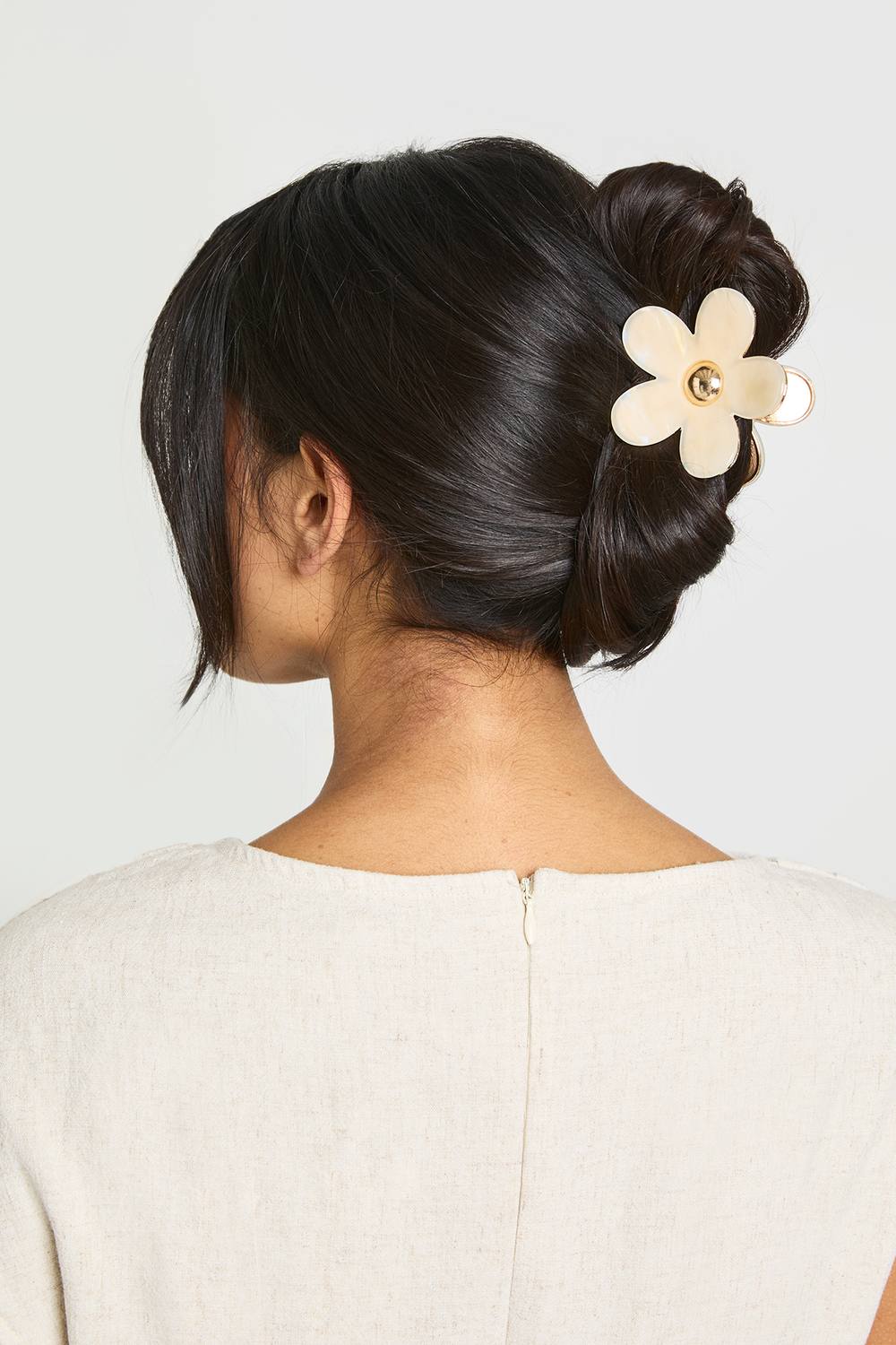 boohoo Women's Marble Flower Hair Clip in Gold by boohoo