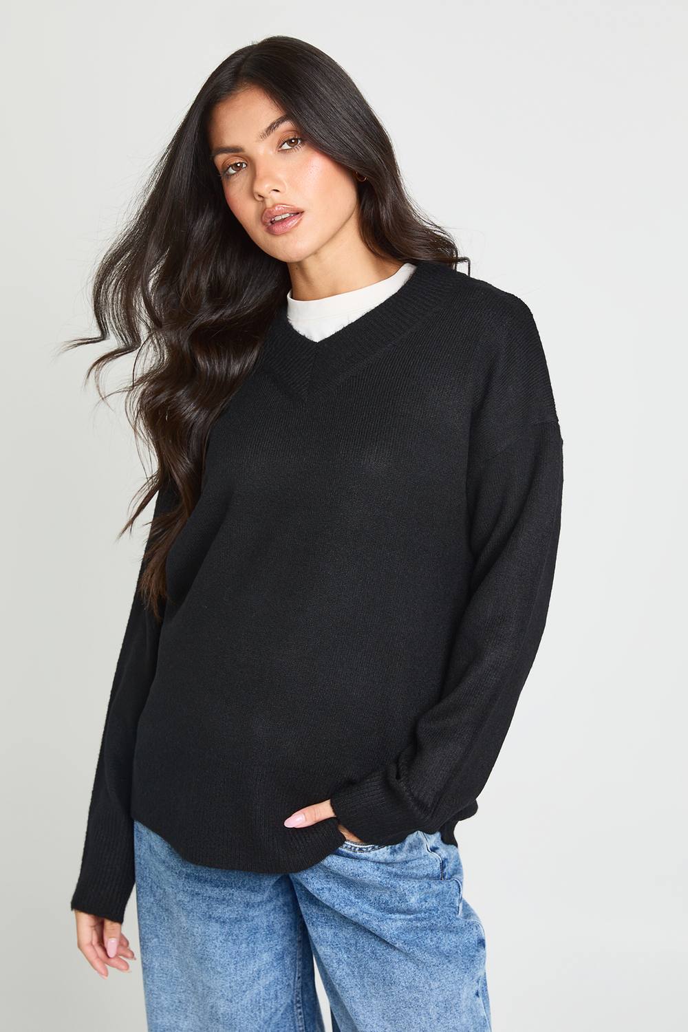 boohoo Women's Maternity Soft Knit Longline V Neck Jumper in Black by boohoo