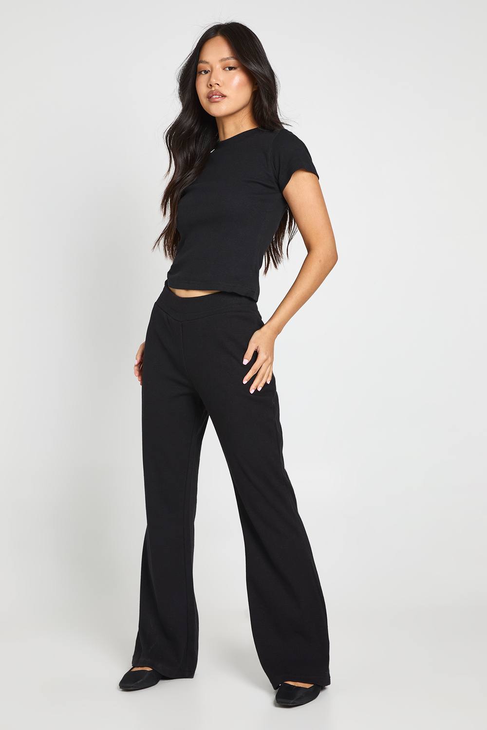 boohoo Women's Petite Basic Rib Flared Legging Trouser in Black by boohoo