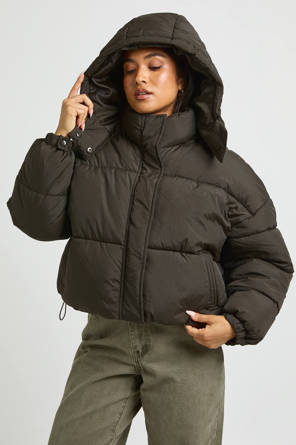 boohoo Women's Petite Hooded Puffer Jacket With Mittens in Chocolate by boohoo