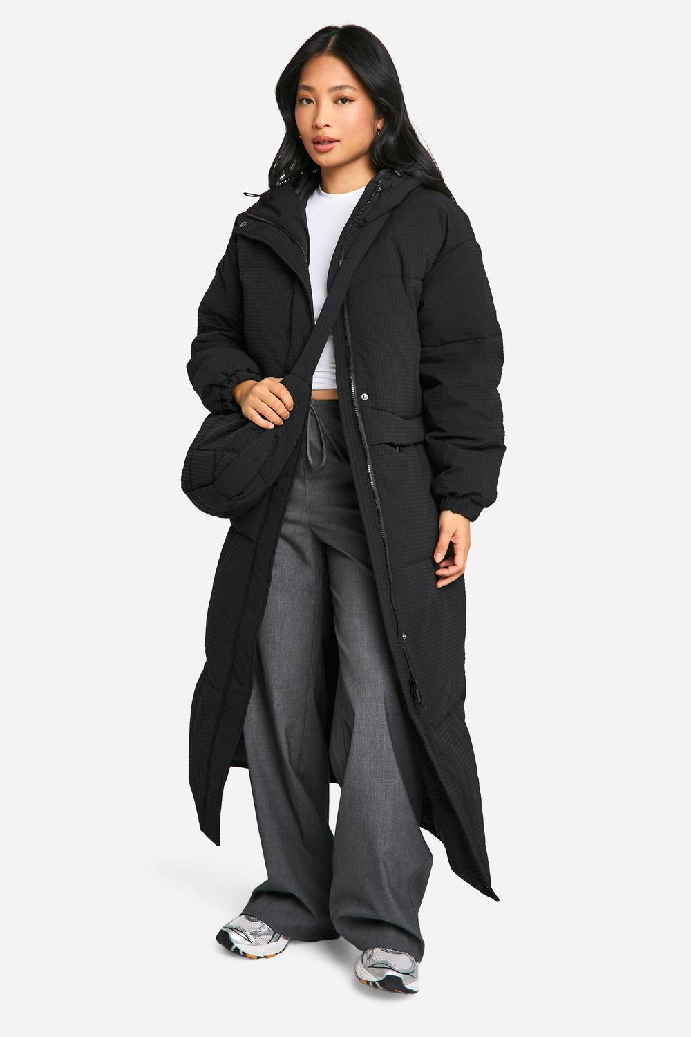 boohoo Women's Petite Longline Hooded Puffer Jacket With Matching Bag in Black by boohoo