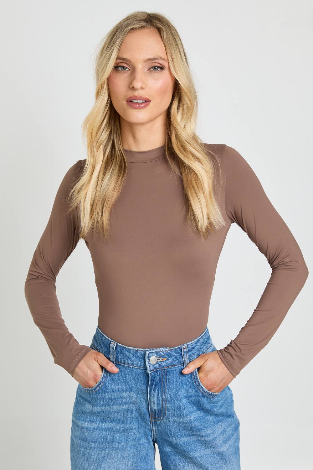 boohoo Women's Petite Second Skin Crew Neck Long Sleeve Bodysuit in Mocha by boohoo
