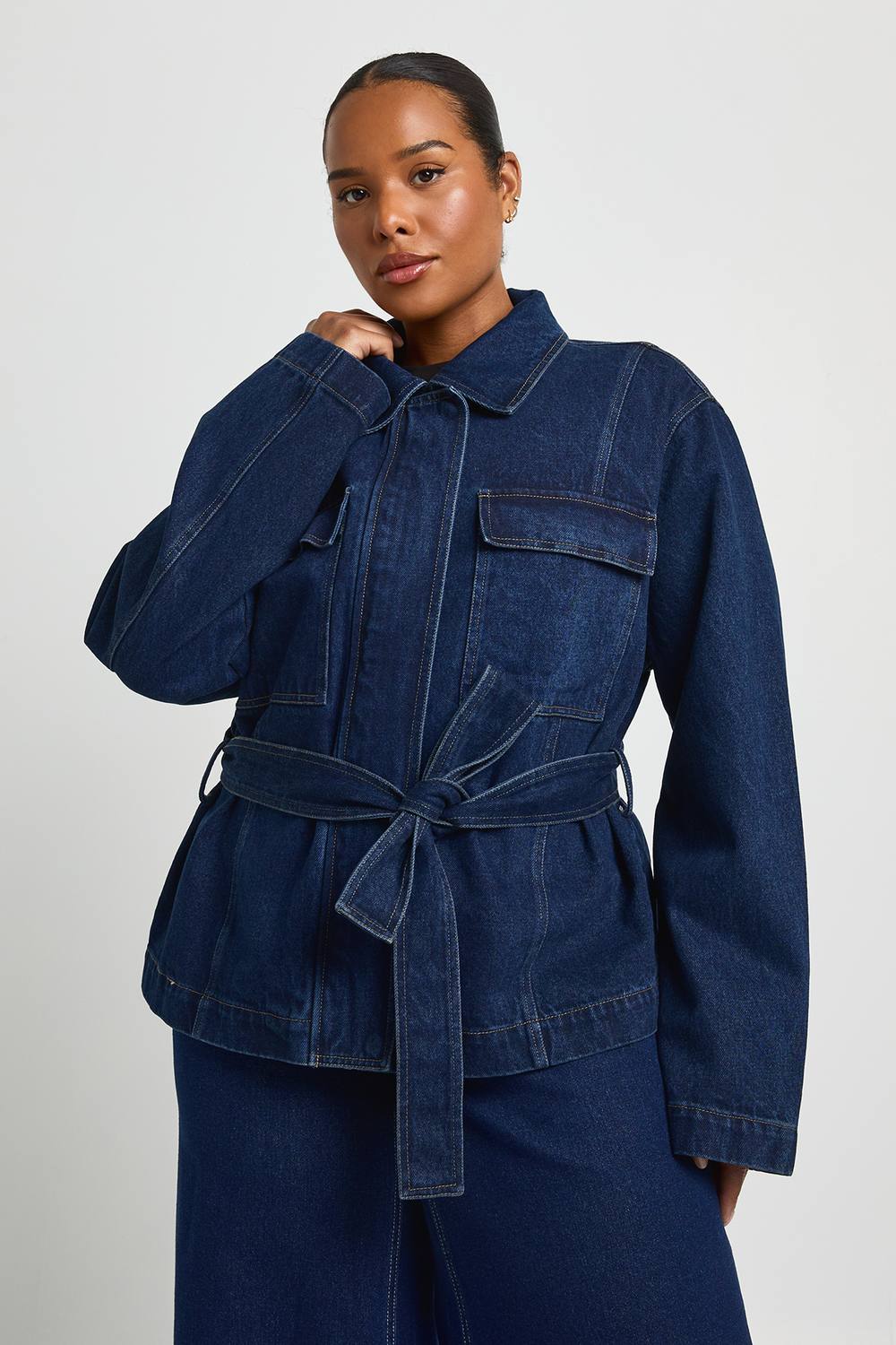 boohoo Women's Plus Belted Denim Utility Jacket in Indigo by boohoo