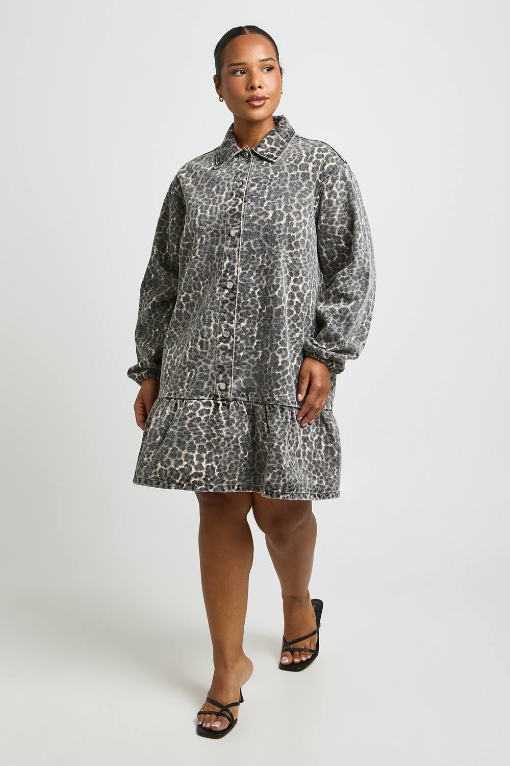 boohoo Women's Plus Dropped Hem Denim Dress in Leopard by boohoo