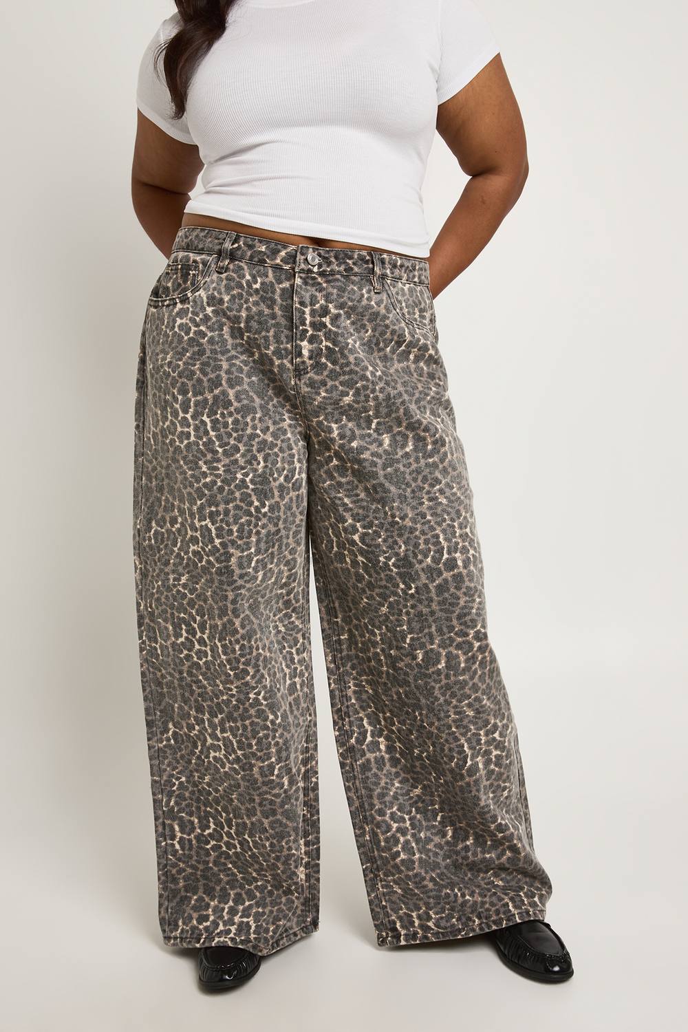 boohoo Women's Plus Leopard Print Mid Waist Loose Fit Wide Leg Jean by boohoo