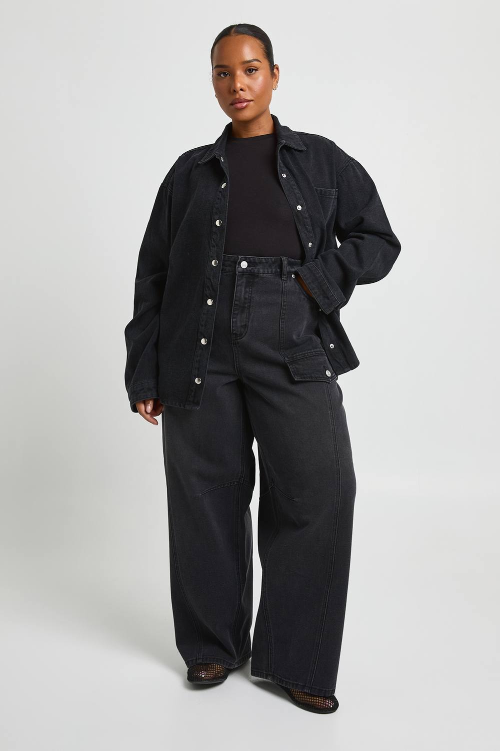 boohoo Women's Plus Mid Waist Cargo Utility Barrel Jean in Washed Black by boohoo