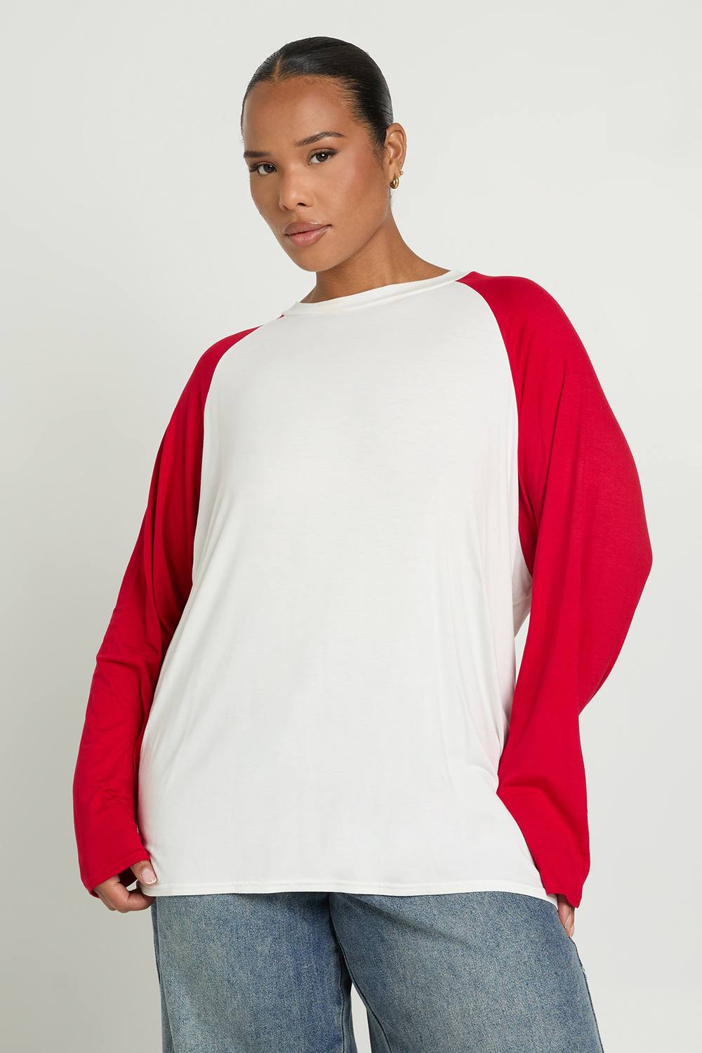 boohoo Women's Plus Oversized Long Sleeve Contrast Raglan Top in Red by boohoo