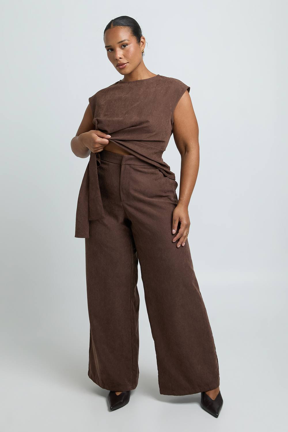 boohoo Women's Plus Peach Elasticated Waist Wide Leg Trouser in Chocolate by boohoo