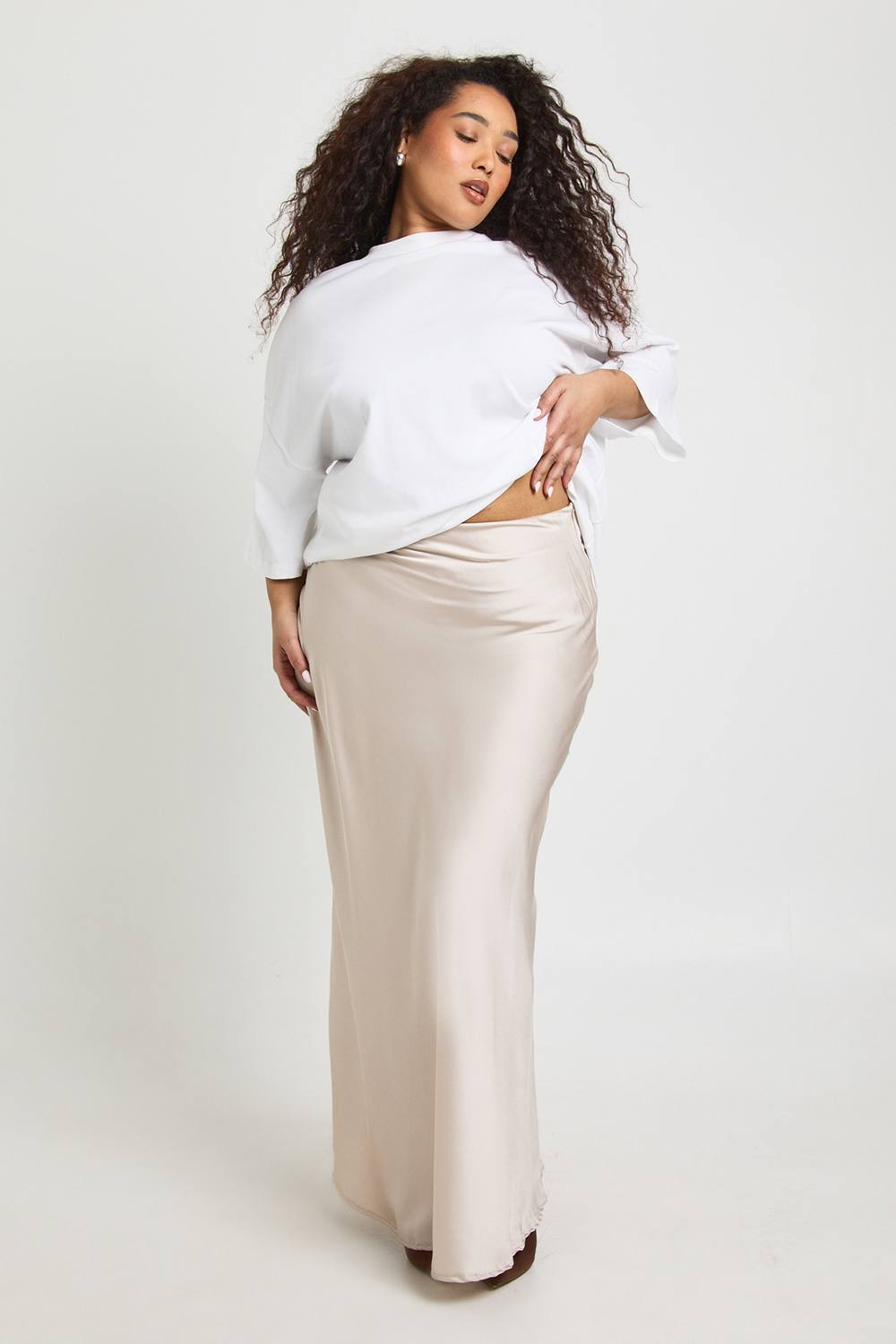 boohoo Women's Plus Satin Asymmetric Maxi Skirt in Champagne by boohoo