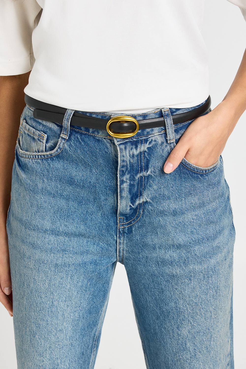 boohoo Women's Round Buckle Padded Skinny Belt in Black by boohoo
