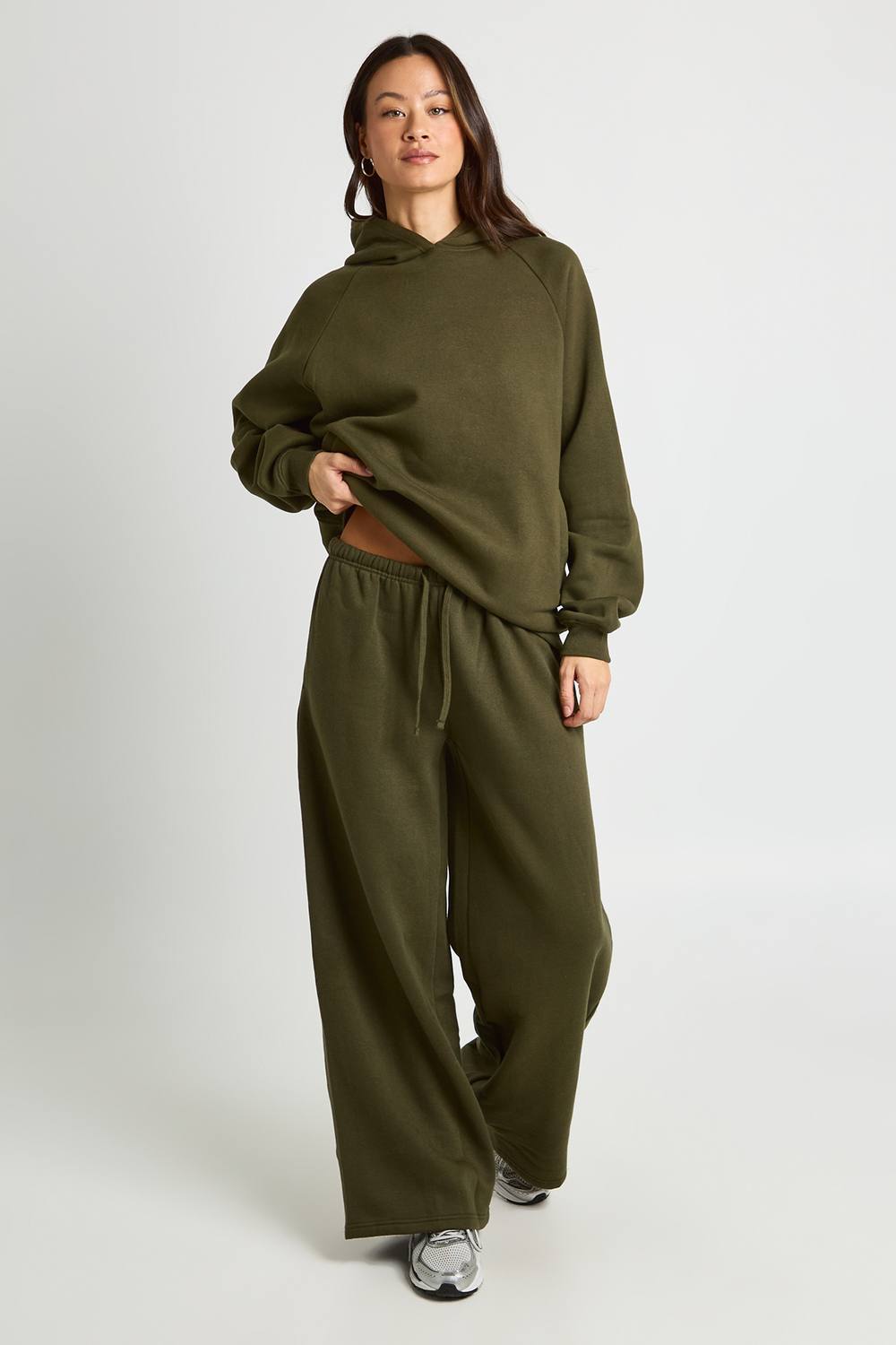 boohoo Women's Tall Thin Waistband Mid Rise Wide Leg Jogger Pants in Olive by boohoo
