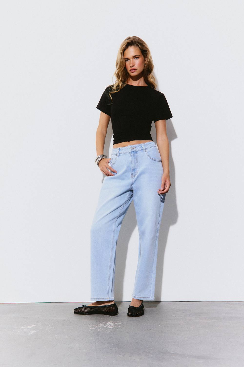 boohoo Women's The Petite High Waist Mom Jean in Bleach Wash by boohoo