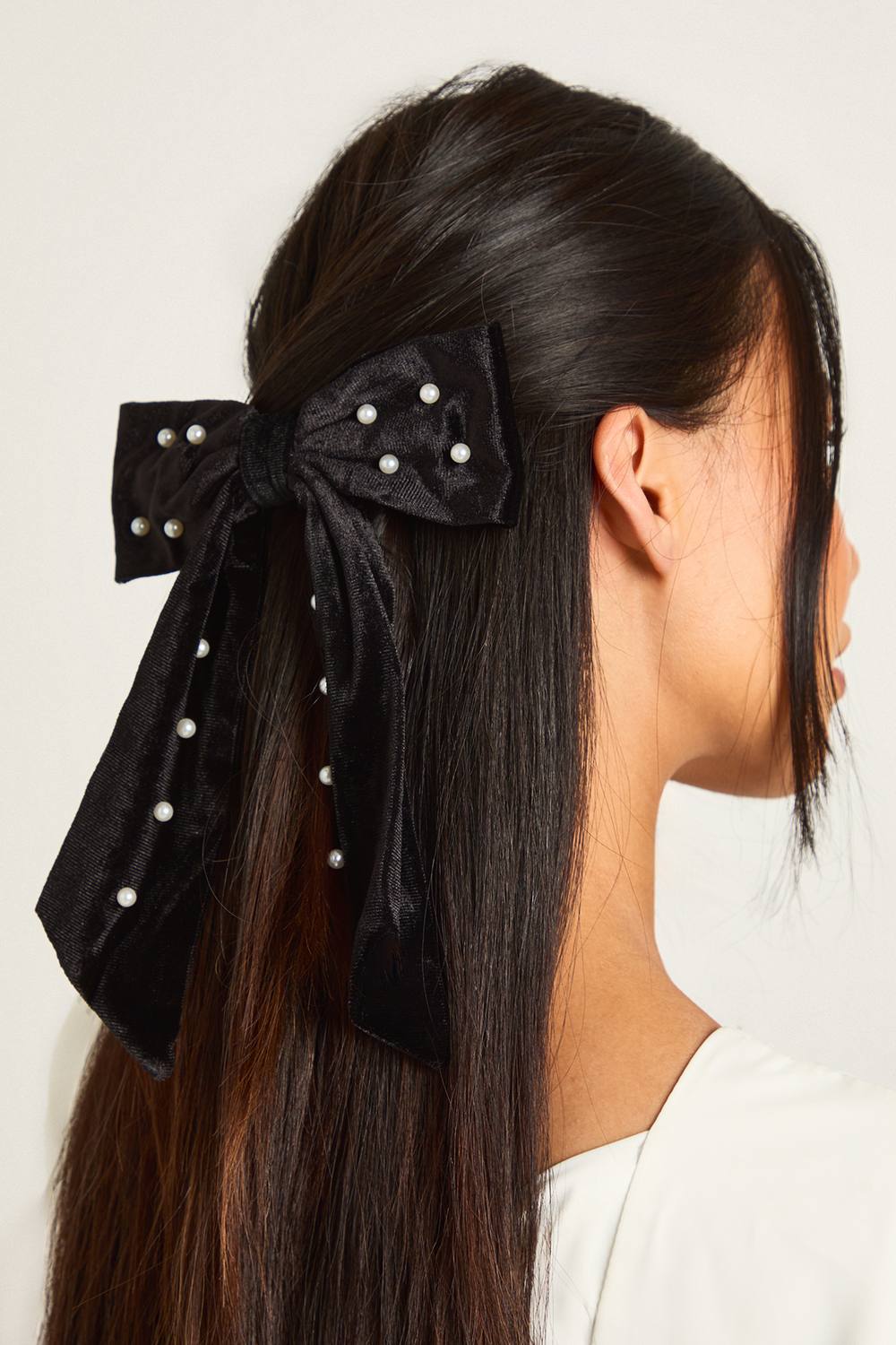 boohoo Women's Velvet Pearl Detail Bow Hair Clip in Black by boohoo