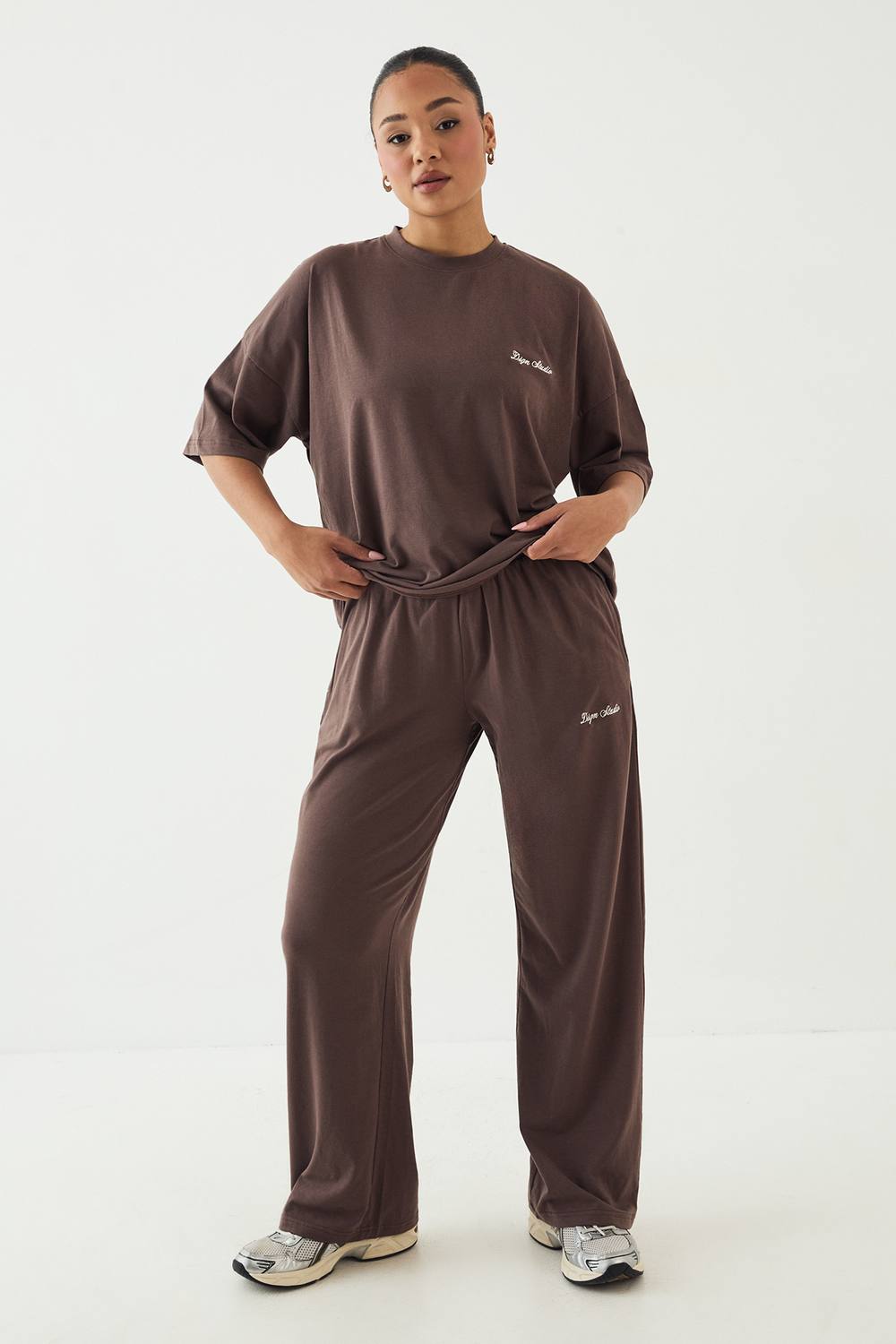 DSGN Studio Women's Lounge Supersoft Wide Leg Trouser in Mocha by boohoo
