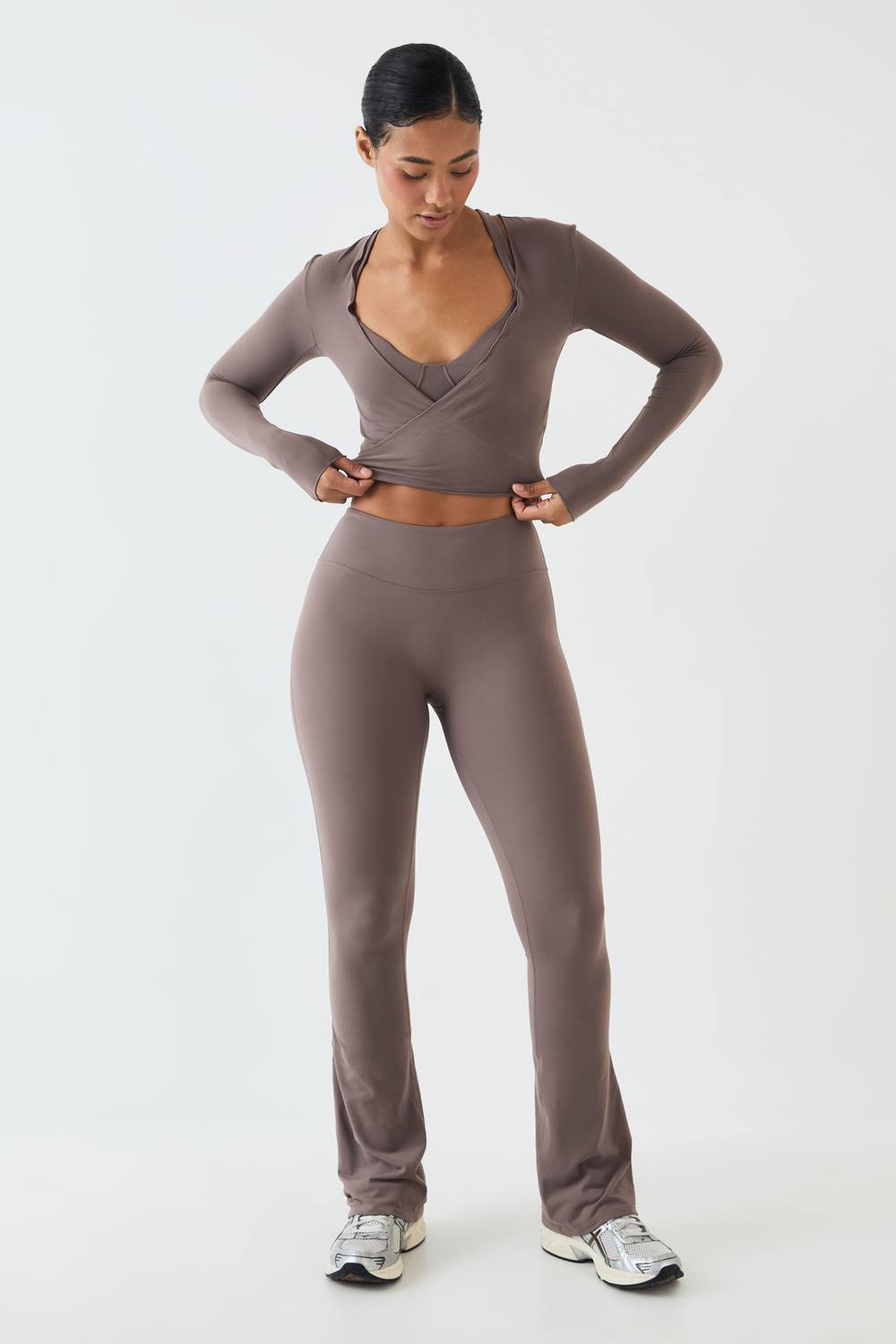 DSGN Studio Women's Petite Soft Luxe Mid Waist Flared Legging Pants in Cocoa by boohoo