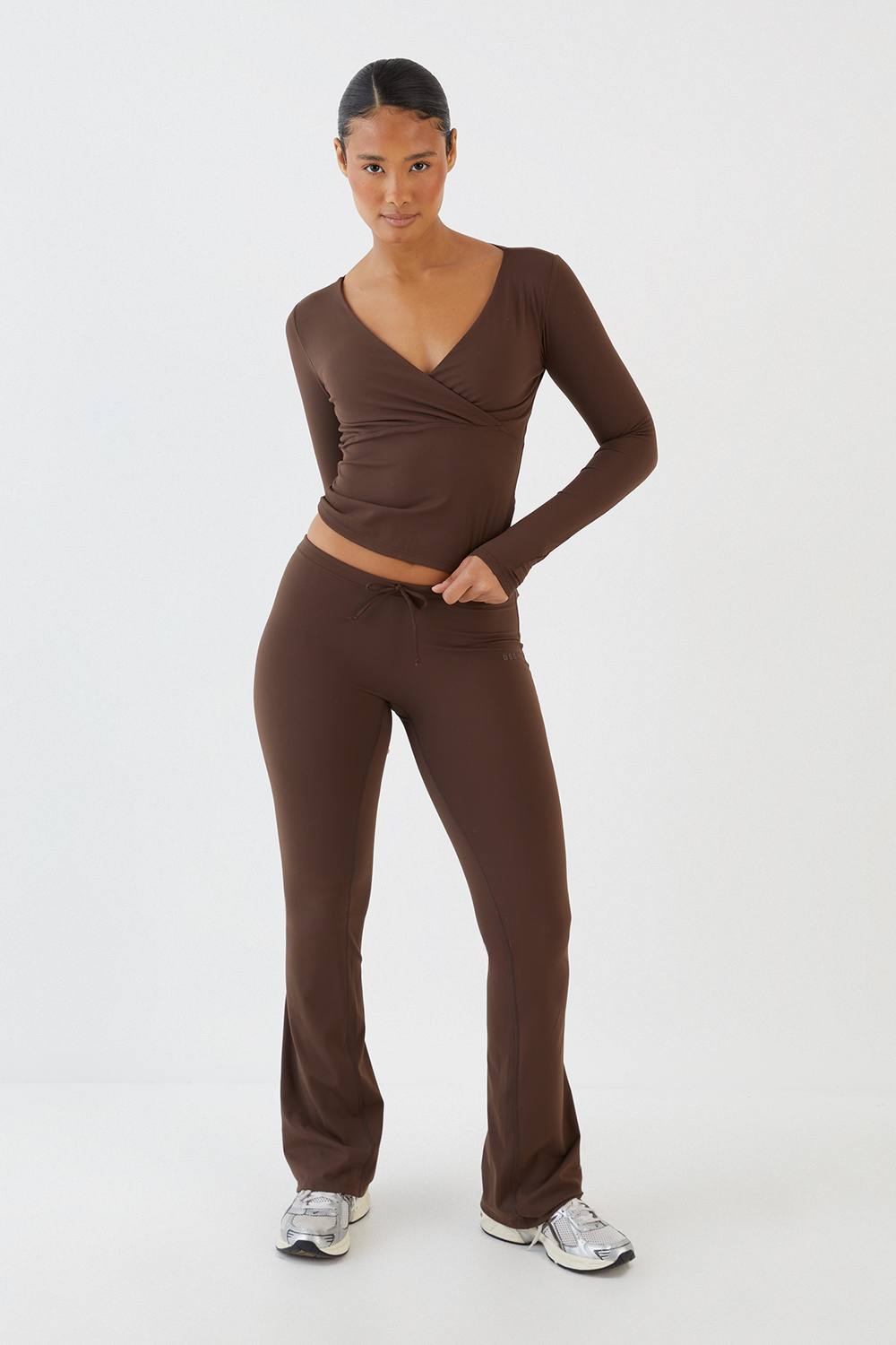 DSGN Studio Women's Sculpt Drawstring Waist Low Rise Flared Legging Pants in Dark Chocolate by boohoo