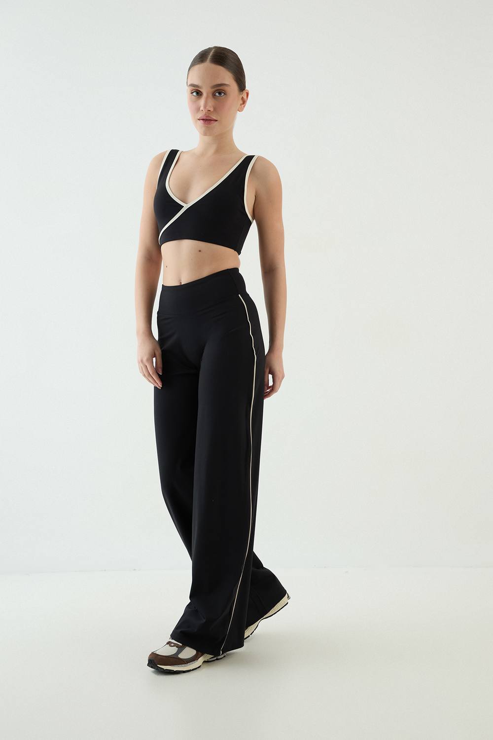 DSGN Studio Women's Sculpt Piping Wide Leg Yoga Pant in Black by boohoo
